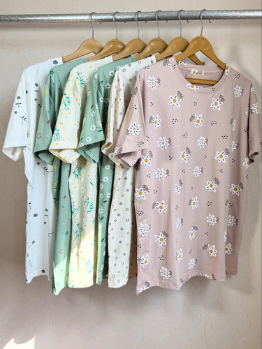 تیشرت زنانه نسکافه ای با گلهای سفید | طراحی لطیف، نخی و مناسب استایل تابستانی