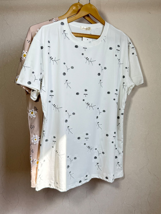 تیشرت زنانه مینیمال سفید | آرامش در طراحی ساده و گلدار