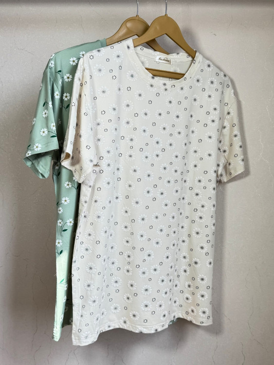 خرید تیشرت زنانه سفید با طرح گل بابونه | لطیف، نخی و مناسب استایل تابستانی با حس طبیعت