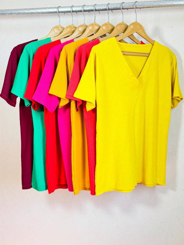 تیشرت زنانه زرد یقه هفت با بافت کبریتی، مناسب استایل روزمره و تابستانی، طراحیشده برای راحتی و درخشش