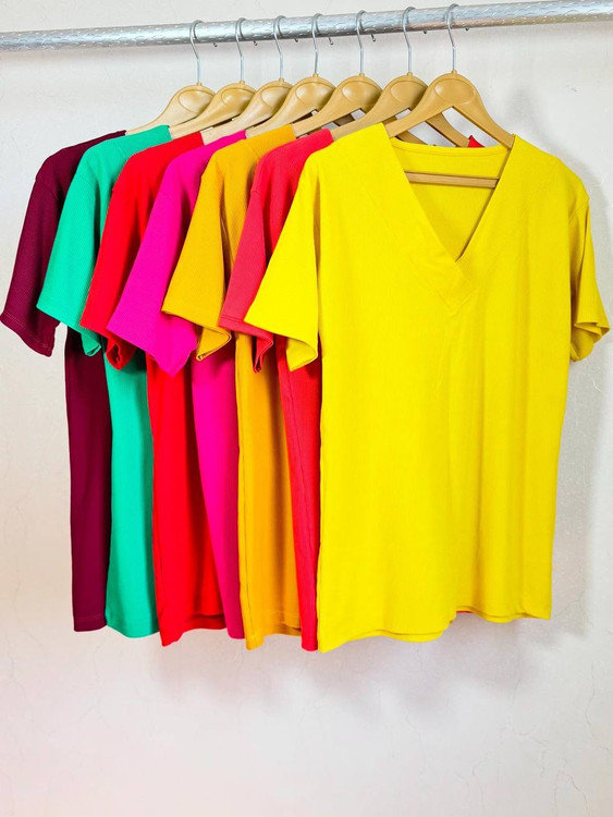 تیشرت زنانه زرد یقه هفت با بافت کبریتی، مناسب استایل روزمره و تابستانی، طراحیشده برای راحتی و درخشش