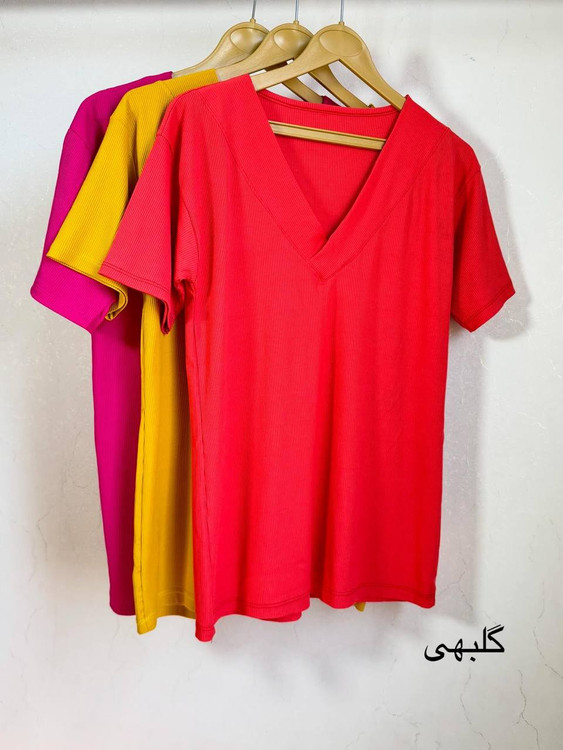 تیشرت زنانه گلبهی با بافت کبریتی، رنگی لطیف و شاعرانه برای لحظههایی که میخواهی با آرامش بدرخشی