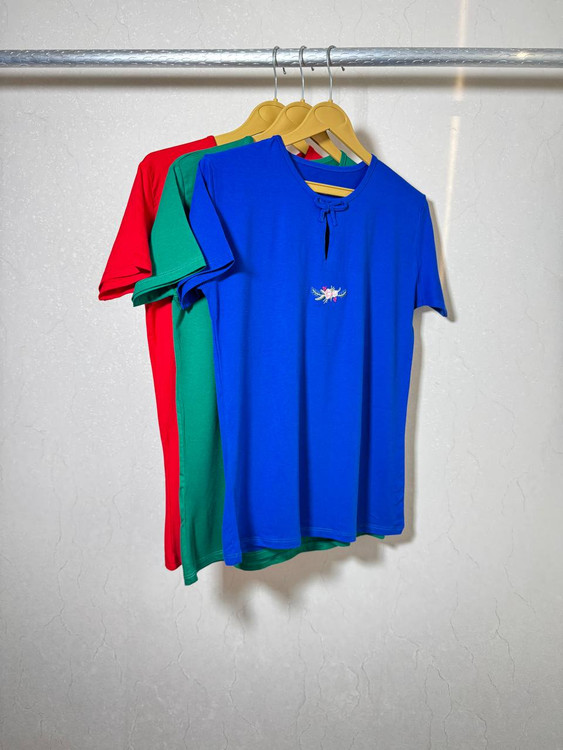 تیشرت زنانه ویسکوز گلدوزیدار – آبی کاربنی جسور با طراحی خاص