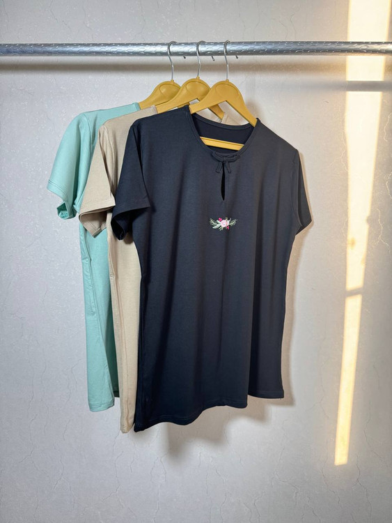 تیشرت زنانه ویسکوز گلدوزی شده مشکی کلاسیک با جزئیات ظریف