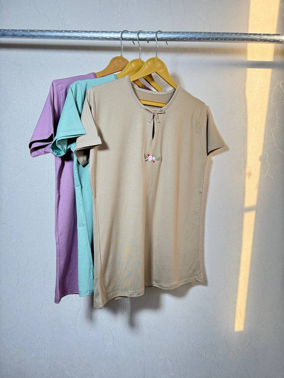 تیشرت زنانه ویسکوز گلدوزیدار – رنگ کرمی ملایم برای استایل مینیمال