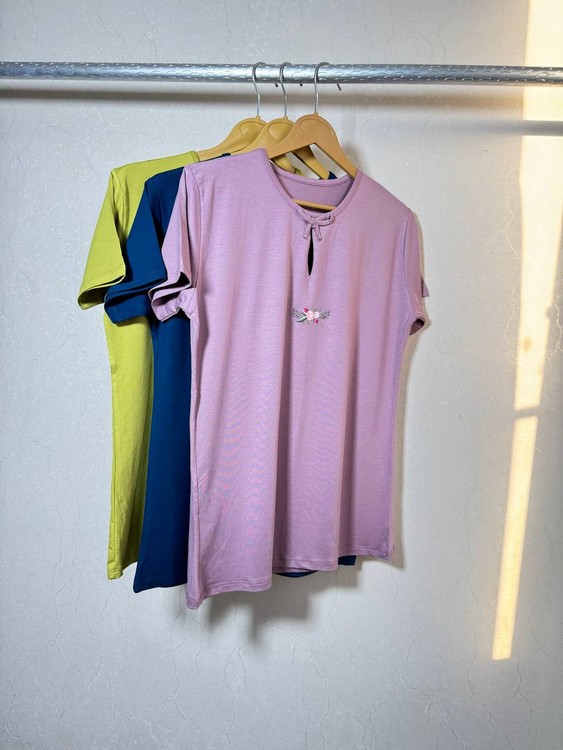 تیشرت زنانه ویسکوز گلدوزیدار – یاسی لطیف با حس زنانه