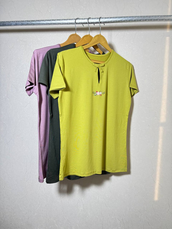 تیشرت زنانه ویسکوز گلدوزیدار – سبز فسفری آفتابی برای حال خوب