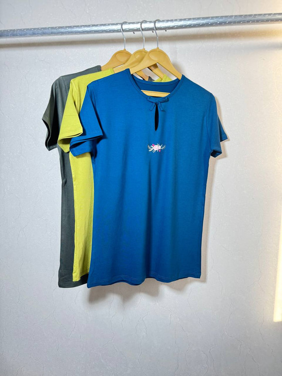 تیشرت زنانه ویسکوز گلدوزیدار – آبی تیره آرام برای روزهای خنک