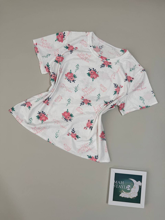 تیشرت زنانه با گلهای صورتی و قرمز؛ نخی، لطیف، مناسب روزهای گرم.