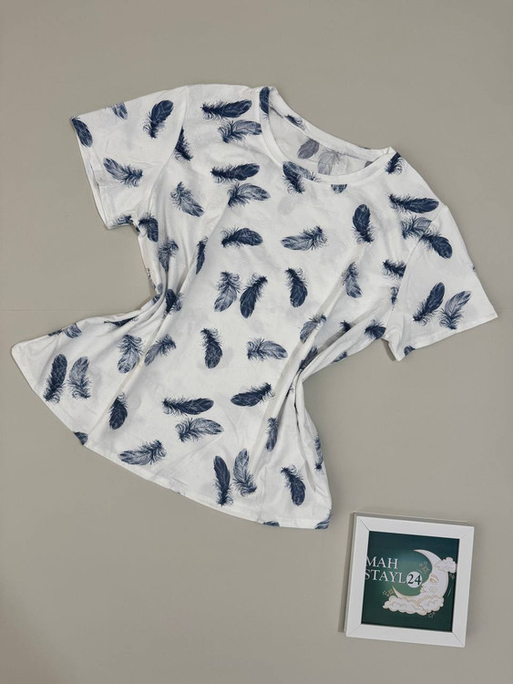 تیشرت زنانه با طرح پرهای سرمهای؛ نخی، سبک، مناسب استایلهای روزمره و تابستانی.