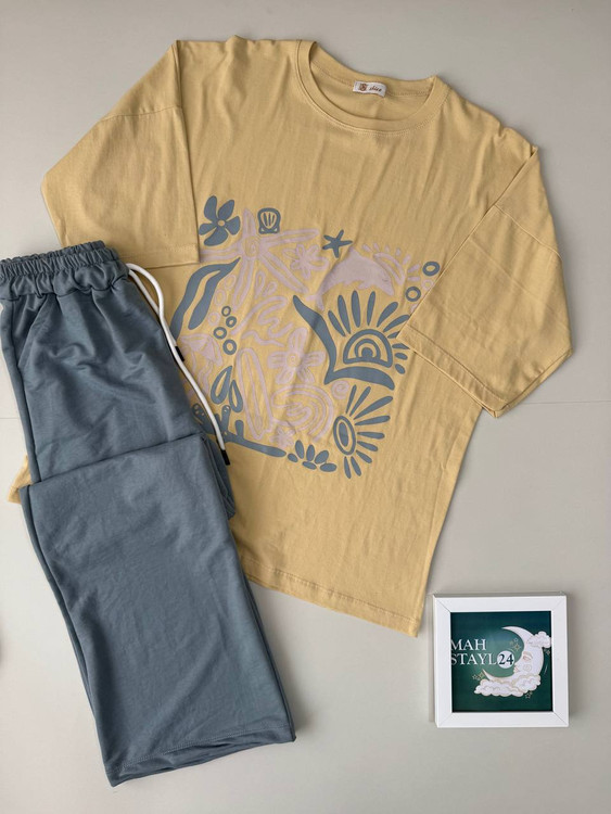 ست زنانه تیشرت زرد هنری با شلوار طوسی؛ راحت، مدرن، مینیمال
