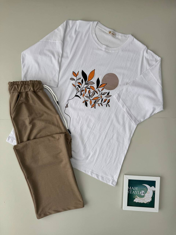 ست زنانه تیشرت سفید هنری و شلوار قهوهای روشن؛ آرام، مینیمال، مفهومی