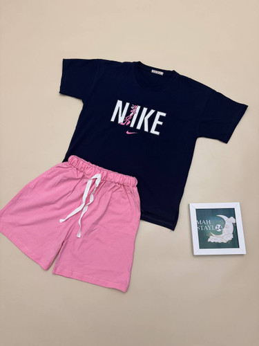 ست زنانه نایک؛ تیشرت سورمهای و شلوارک صورتی نخ پنبه