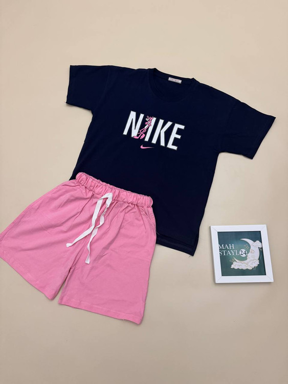 ست زنانه نایک؛ تیشرت سورمهای و شلوارک صورتی نخ پنبه